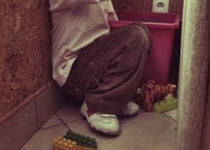 Dziecko w kącie, które doznało przemocy w rodzinie